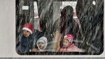 کودکان سوار بر قطار در بخارست، پایتخت رومانی