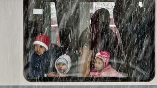 کودکان سوار بر قطار در بخارست، پایتخت رومانی