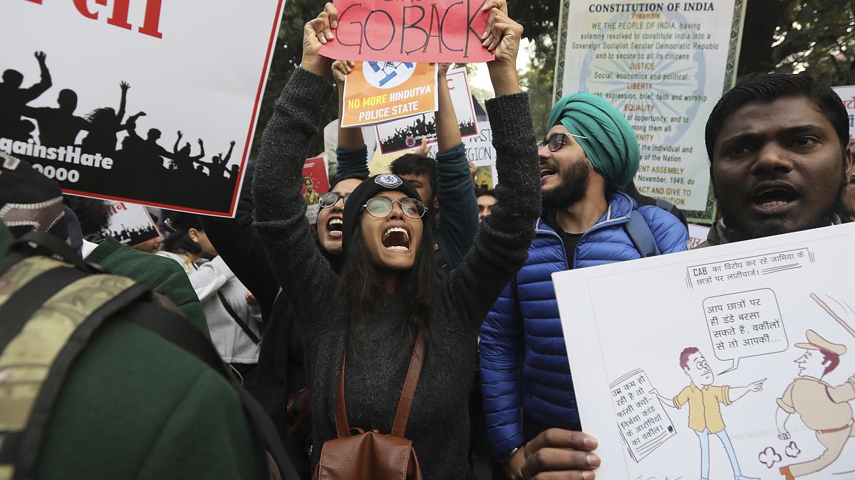 Hindistan: Yeni vatandaşlık yasasına öğrencilerden Yeni Delhi'de protesto
