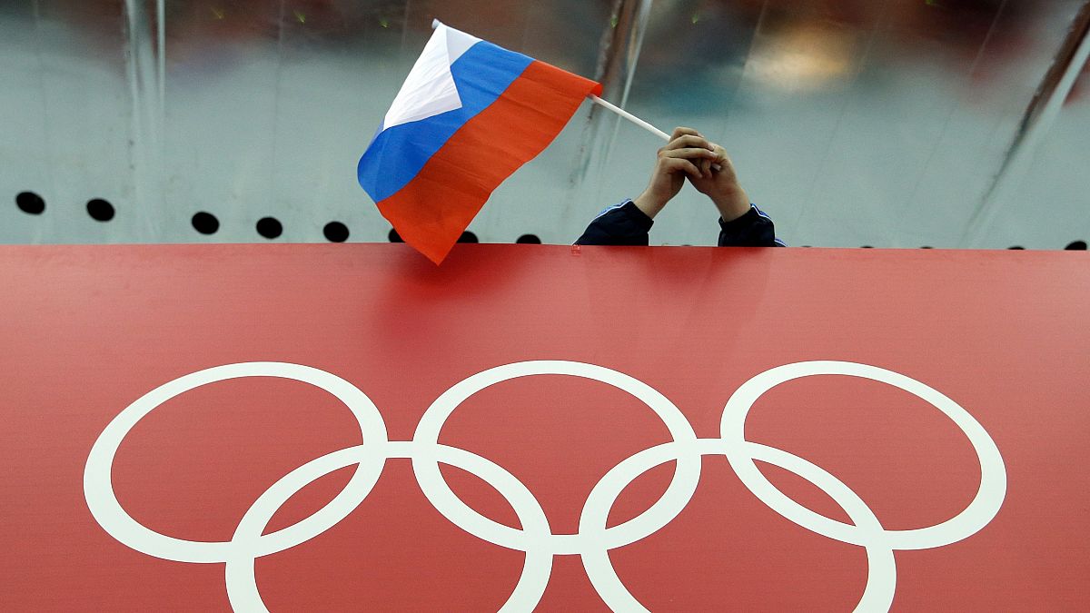 Un fan de patinage russe tient un drapeau de son pays lors des jeux olympiques de Sochi en 2014.