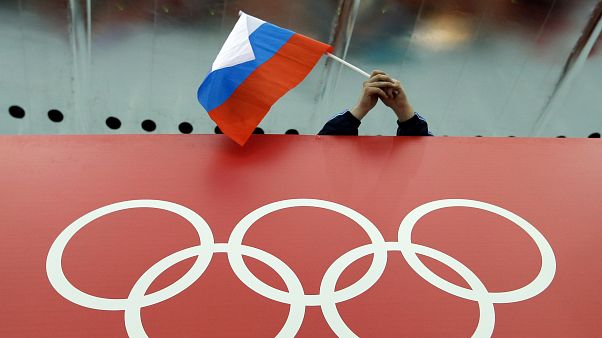 Un fan de patinage russe tient un drapeau de son pays lors des jeux olympiques de Sochi en 2014. Un fan de patinage russe tient un drapeau de son pays lors des jeux olympiques de Sochi en 2014.