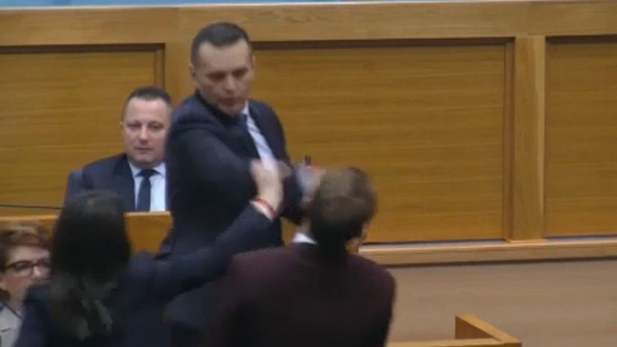 Majmozás és pofon a boszniai szerb parlamentben