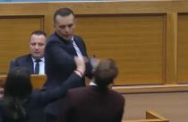 شاهد: وزير داخلية صرب البوسنة يصفع نائبا معارضا في البرلمان
