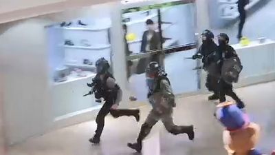 Polizei gegen Demonstranten im Einkaufszentrum in Hongkong