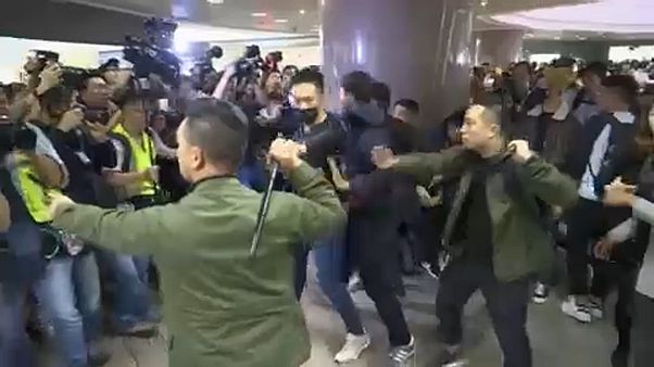 Karácsonyi dalt éneklő tüntetőkre támadtak a rendőrök Hongkongban Karácsonyi dalt éneklő tüntetőkre támadtak a rendőrök Hongkongban