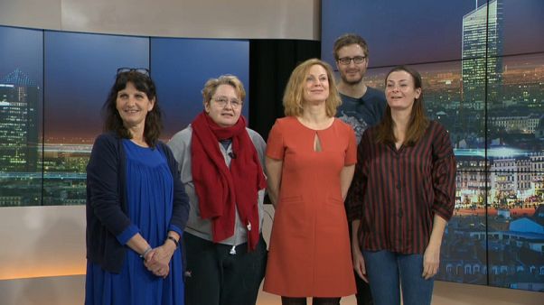 Wir wünschen Ihnen frohe Weihnachten! Wir wünschen Ihnen frohe Weihnachten!