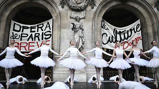 Danseuses sur le parvis de l'Opéra Garnier à Paris le 24 décembre 2019