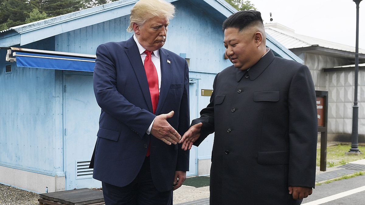 من لقاء ترامب وكيم جونغ-أون في المنطقة منزوعة السلاح بين الكوريتين في آب/أغسطس 2019
