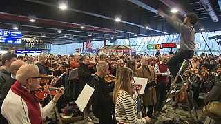 Über 100 Musiker spielen zusammen im Prager Hauptbahnhof