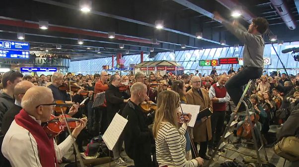 Über 100 Musiker spielen zusammen im Prager Hauptbahnhof Über 100 Musiker spielen zusammen im Prager Hauptbahnhof