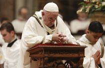 El Papa Francisco reza durante la misa de Nochebuena. 24 de diciembre de 2019. (AP /Alessandra Tarantino)