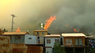 شاهد: الحرائق تجتاح مدينة فالبارايسو الساحلية في تشيلي وتدمر 80 منزلا