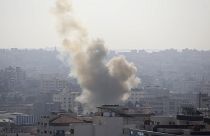 لدخان يتصاعد بعد غارة شنتها القوات الإسرائيلية على مدينة غزة في 12 تشرين الثاني/نوفمبر 2019