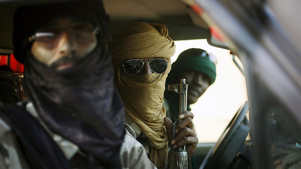 عدد من طوارق مالي يقومون بدورية في شوارع جاو شمال مالي. 16/02/2013