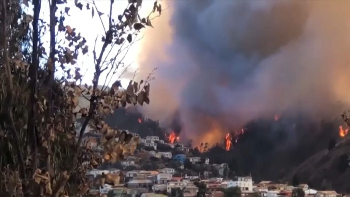بیش از ۸۰ خانه در شیلی در محاصره آتش‌ قرار گرفتند
