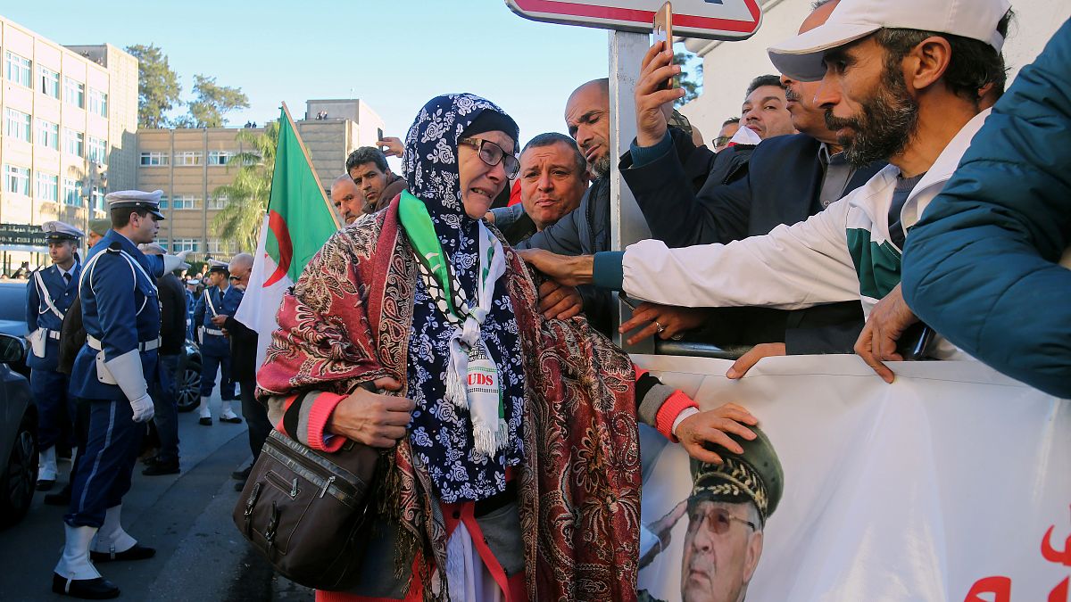 تجمع معزين خارج قصر الشعب خلال تشييع الفريق قايد صلاح في الجزائر العاصمة، 25 ديسمبر 2019