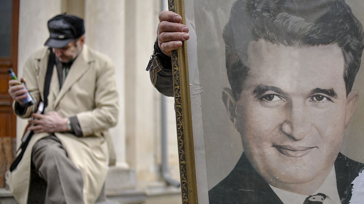 ۳۰ سال پس از تیرباران چائوشسکو هواداران دیکتاتور رومانی در مزارش جمع شدند