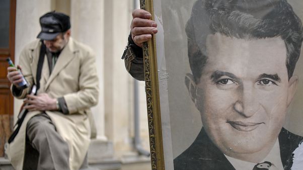 ۳۰ سال پس از تیرباران چائوشسکو هواداران دیکتاتور رومانی در مزارش جمع شدند ۳۰ سال پس از تیرباران چائوشسکو هواداران دیکتاتور رومانی در مزارش جمع شدند