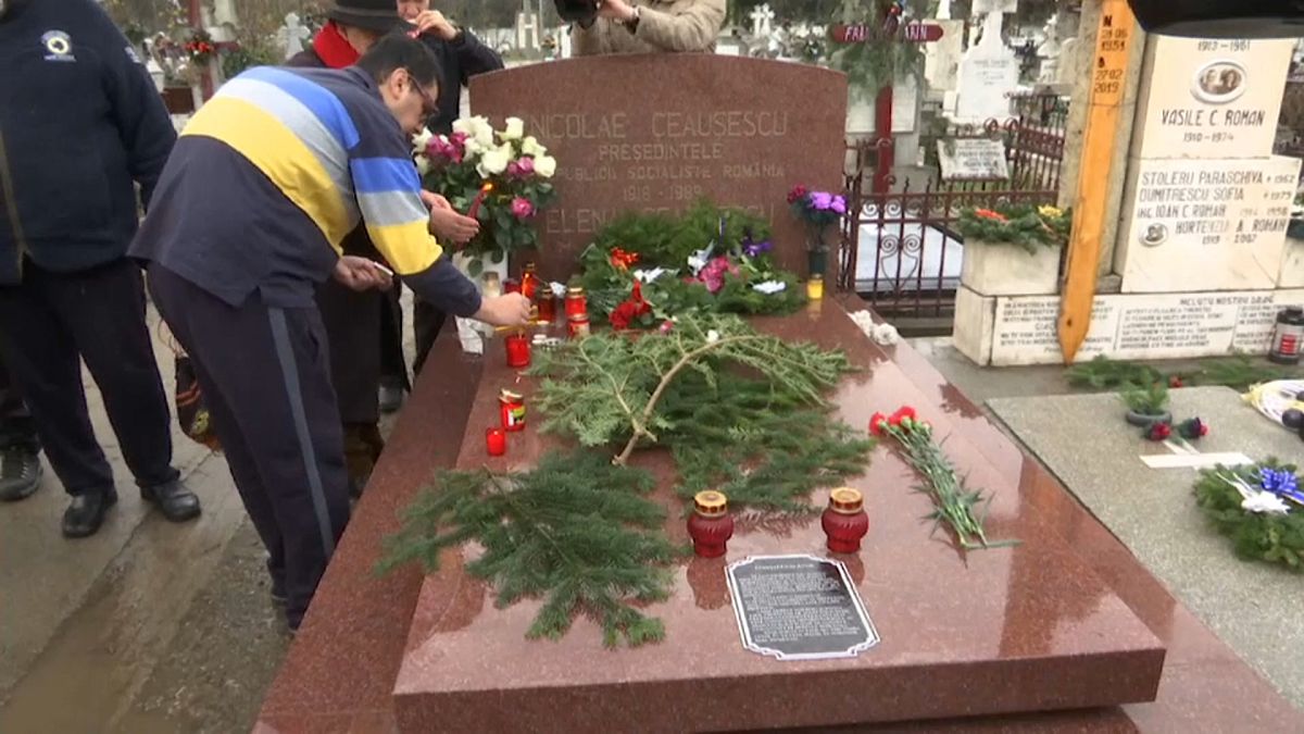 30 Jahre nach der Hinrichtung: Ceausescu-Anhänger am Grab
