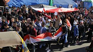 Irak'ta göstericiler Şii partilere ait büroları ateşe verdi