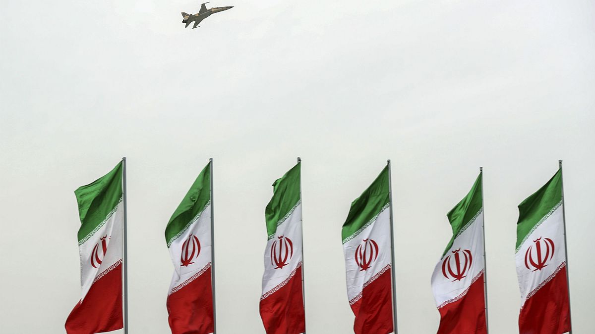İran'a ait savaş uçağı test uçuşu sırasında düştü