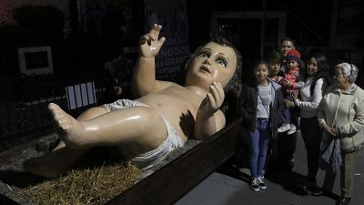 شاهد:آلاف المكسيكيين يحتشدون لرؤية الطفل اليسوع "العملاق" خلال احتفالات عيد الميلاد