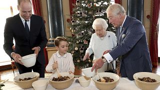 شاهد: العائلة الملكية في بريطانيا تحضر حلوى عيد الميلاد في قصر باكنغهام