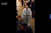 [Vídeo] Un cura irlandés abandona la misa del gallo en el patinete que le regaló Papá Noel