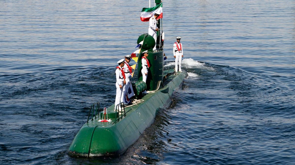 Hürmüz Boğazı yakınlarında İran'a ait denizaltı ve İranlı askerler
