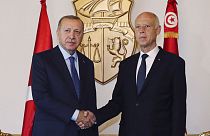 الرئيس التونسي قيس سعيد يصافح الرئيس التركي رجب طيب أردوغان