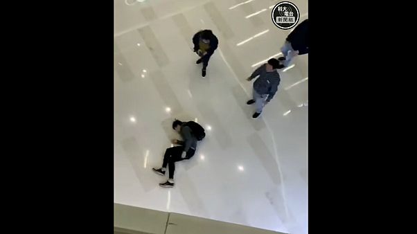 المحتج إثر سقوطه من الطابق الثاني المحتج إثر سقوطه من الطابق الثاني