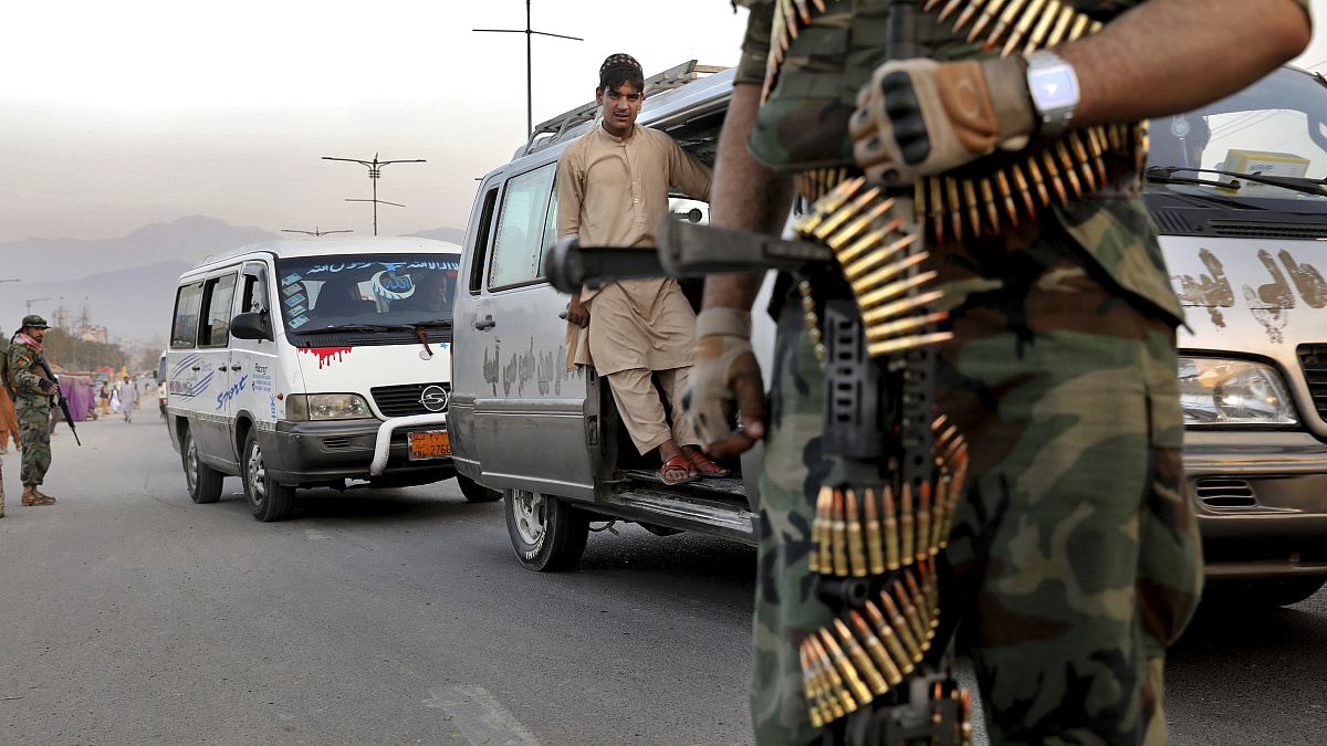 Afganistan'da Taliban örgütü yol keserek 27 barış aktivistini kaçırdı