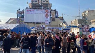 Irak'ın başkenti Bağdat'taki Tahrir Meydanı'na gelen protestocular, yeni başbakan adayının İran'a yakın biri olmamasını istedi