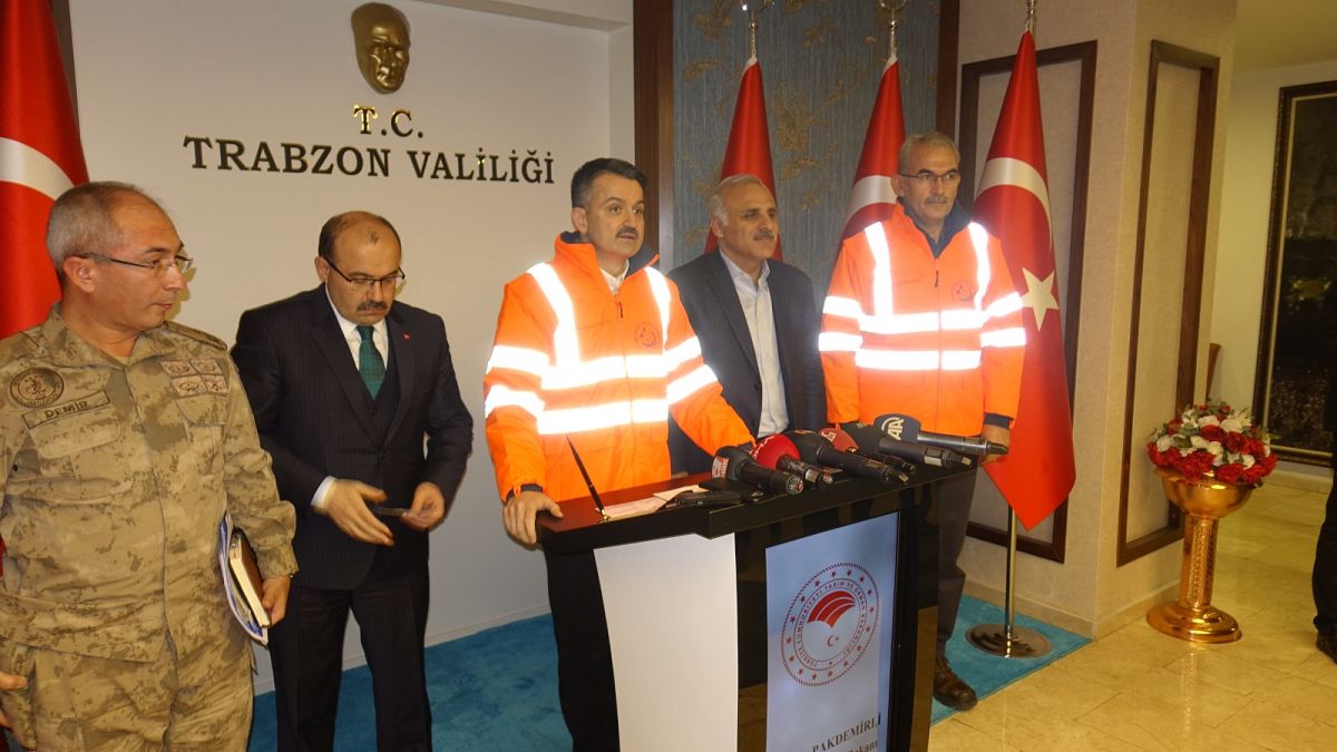 Tarım ve Orman Bakanı Bekir Pakdemirli (sağ 3), bölgede meydana gelen orman yangınlarına ilişkin Trabzon Valiliği’nde açıklamalarda bulundu