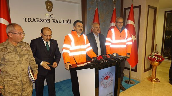 Tarım ve Orman Bakanı Bekir Pakdemirli (sağ 3), bölgede meydana gelen orman yangınlarına ilişkin Trabzon Valiliği’nde açıklamalarda bulundu Tarım ve Orman Bakanı Bekir Pakdemirli (sağ 3), bölgede meydana gelen orman yangınlarına ilişkin Trabzon Valiliği’nde açıklamalarda bulundu