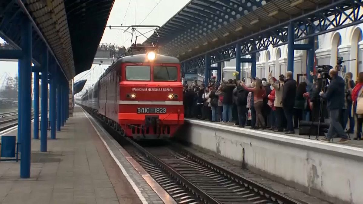 Több mint öt évvel az annektálás után az első orosz vonat is megérkezett a Krím félszigetre