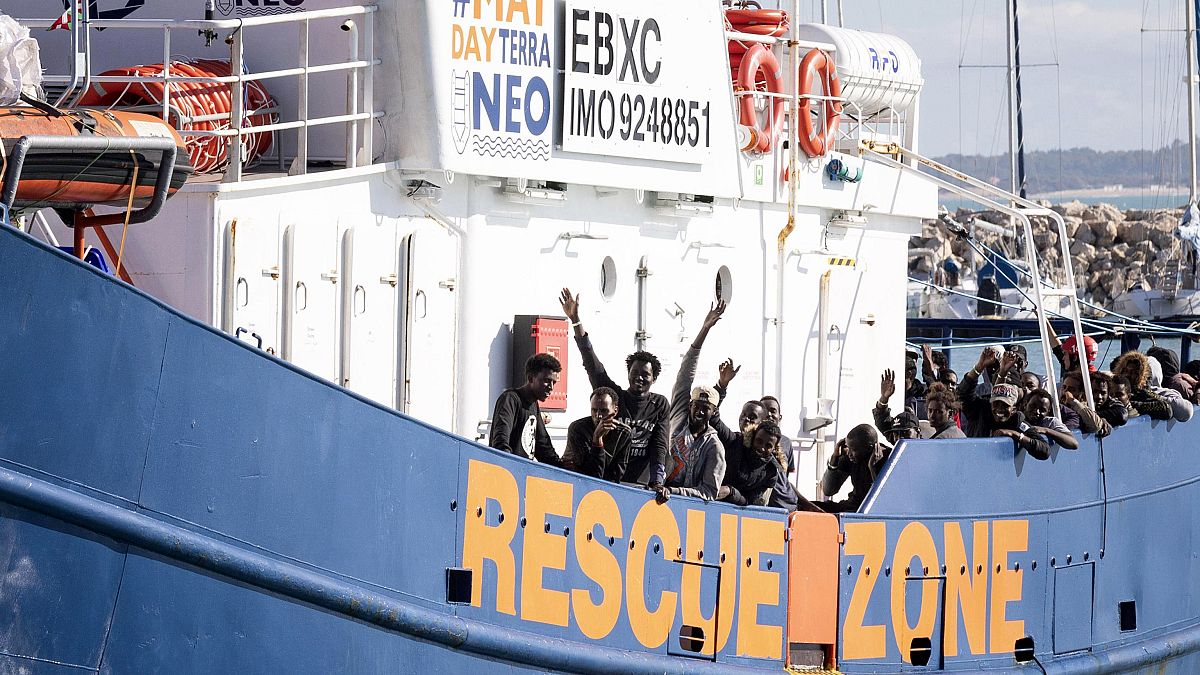 İspanyol kurtarma gemisi 'Aita Mari' Sicilya adasında 