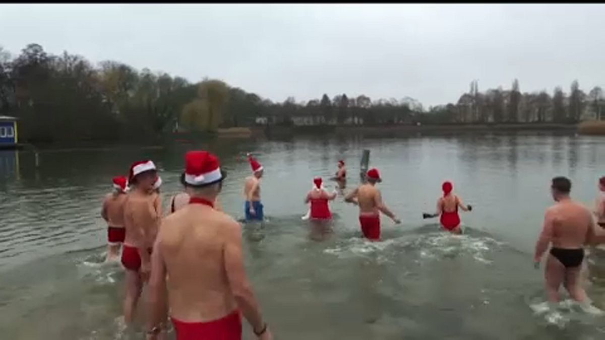 شنای بابا نوئل‌ها در دریاچهٔ برلین 