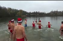 شنای بابا نوئل‌ها در دریاچهٔ برلین