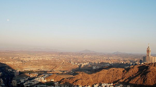 مقتل شخصين ملاحقين في تبادل لإطلاق النار مع قوات الأمن في شرق السعودية مقتل شخصين ملاحقين في تبادل لإطلاق النار مع قوات الأمن في شرق السعودية