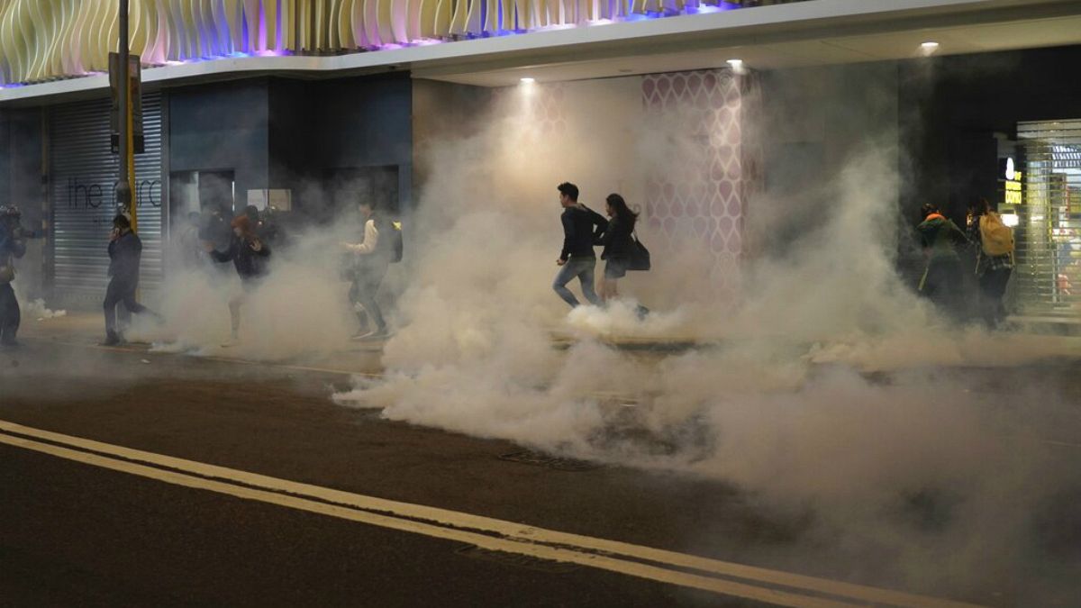 کریسمس در هنگ کنگ؛ استفاده از گاز اشک آور و افشانه فلفل علیه معترضان