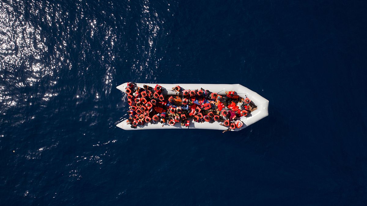 إنقاذ حوالي 200 مهاجر عشية عيد الميلاد قبالة السواحل الإسبانية