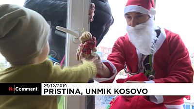 شاهد: "أبطال خارقون" يوزعون هدايا عيد الميلاد على أطفال كوسوفو