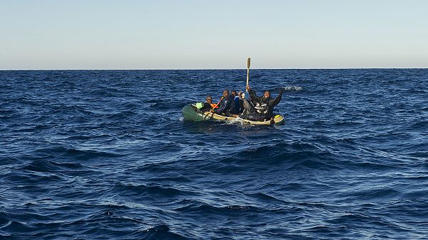 Iσπανία: 200 μετανάστες διέσωσε η ακτοφυλάκη ανήμερα των Χριστουγέννων Iσπανία: 200 μετανάστες διέσωσε η ακτοφυλάκη ανήμερα των Χριστουγέννων