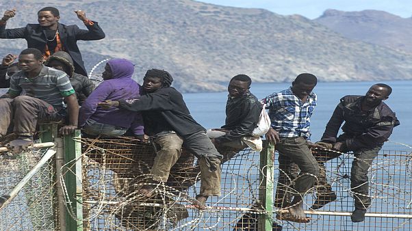 توقيف عدة أشخاص يشتبه بارتباطهم بشبكات الهجرة غير الشرعية في المغرب توقيف عدة أشخاص يشتبه بارتباطهم بشبكات الهجرة غير الشرعية في المغرب