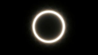 En imágenes: locura con el eclipse de sol del "anillo de fuego", el útlimo de 2019