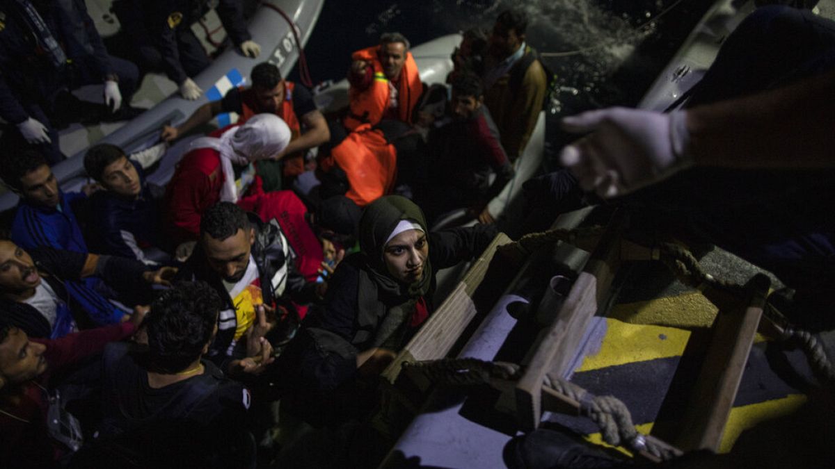 صورة لعملية إنقاذ لاجئين ومهاجرين من زورقهم من قبل دورية خفر السواحل اليونانية بالقرب من جزيرة ساموس