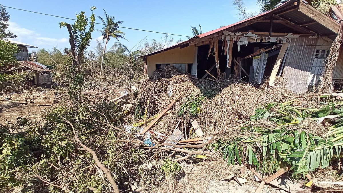 Daños causados por el tifón Phanfone rodean los escombros de una casa en la ciudad de Balasan, provincia de Iloilo, en Filipinas, el jueves 26 de diciembre de 2019.