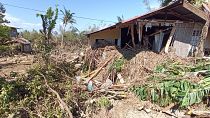 Daños causados por el tifón Phanfone rodean los escombros de una casa en la ciudad de Balasan, provincia de Iloilo, en Filipinas, el jueves 26 de diciembre de 2019.