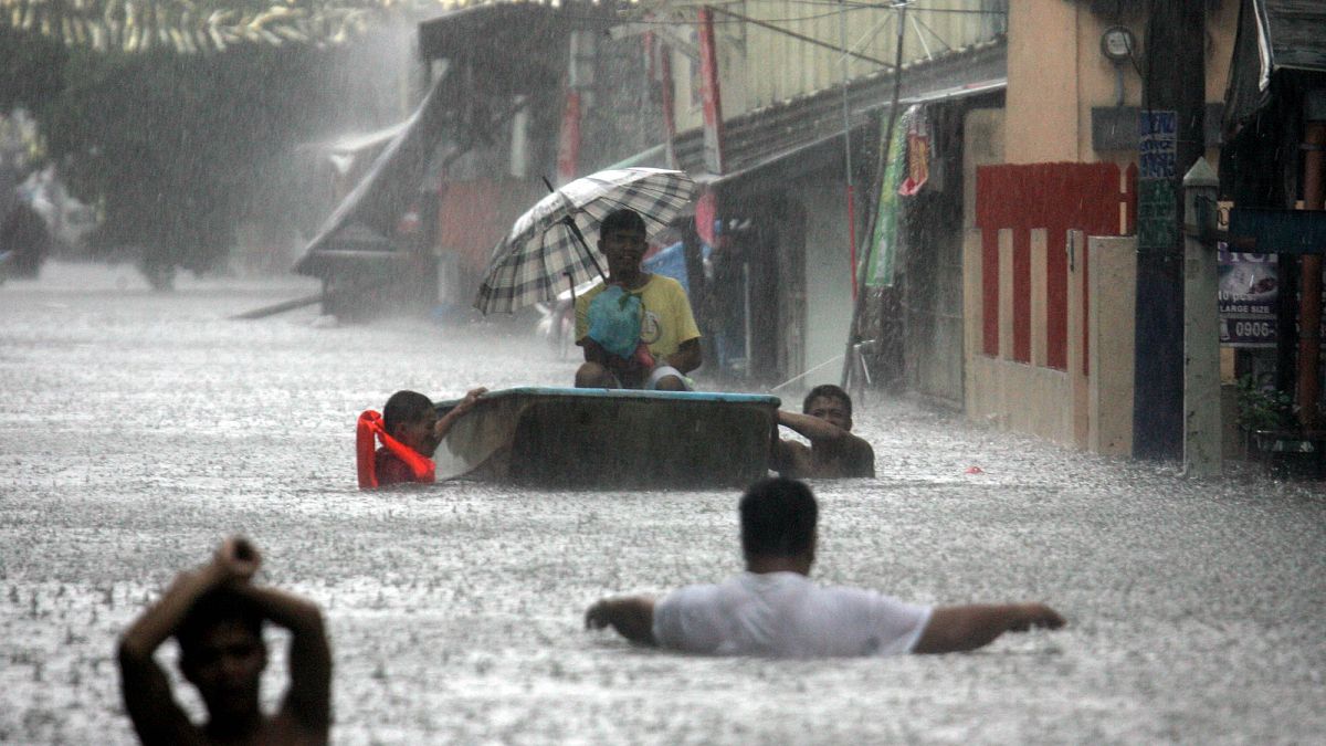 الفيضانات تغمر شوارع  العاصمة مانيلا جراء إعصار ضرب الفلبين. 22/06/2008